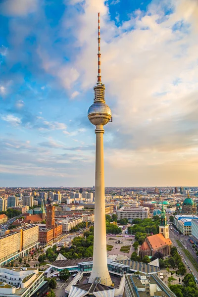 Horizonte de Berlim com torre de TV ao pôr-do-sol, Alemanha — Fotografia de Stock