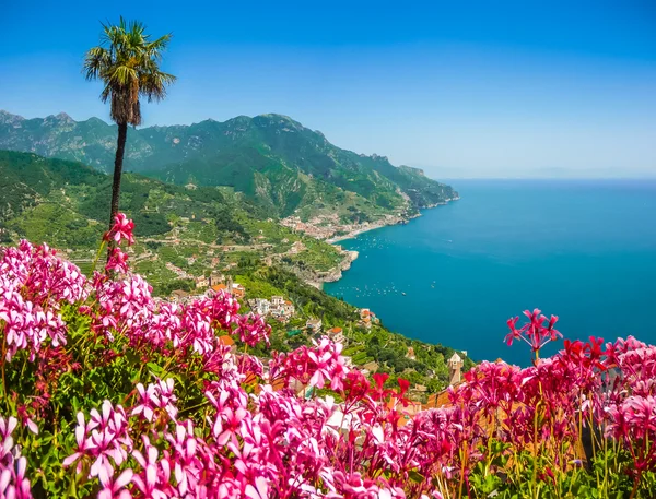 Costa Amalfitana desde los jardines de Villa Rufolo en Ravello, Campania, Italia — Foto de Stock