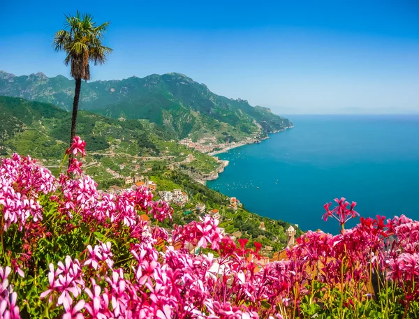 Côte amalfitaine depuis les jardins de Villa Rufolo à Ravello, Campanie, Italie — Photo