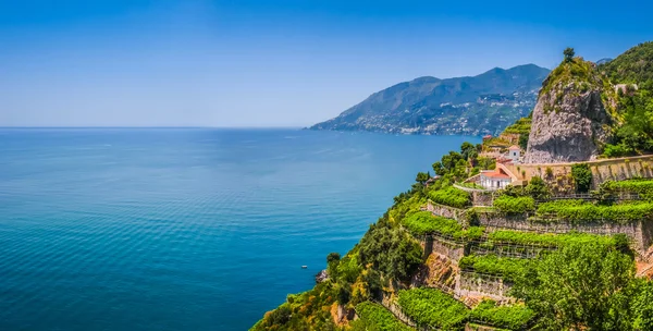 Vista cartão postal de Costa Amalfitana, Campania, Itália — Fotografia de Stock