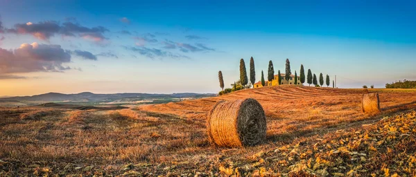 民家に日没、ヴァル ・ ドルチャ、イタリアのトスカーナ風景 — ストック写真