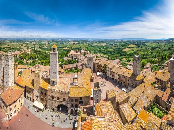 Исторический город Сан-Джиминьяно с сельской местностью Тосканы, Тоскана, Италия — стоковое фото