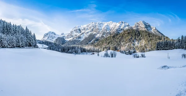 Зимний горный ландшафт в Баварских Альпах, Бавария, Германия — стоковое фото