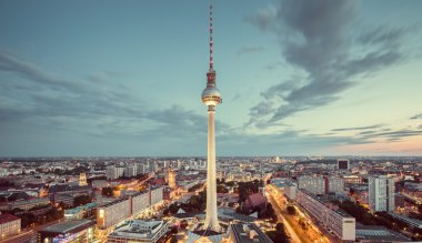 Berlin siluetinin alacakaranlıkta, Almanya Tv Kulesi