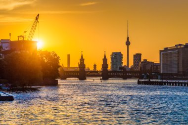 Günbatımında Spree nehri ile Berlin ufuk çizgisi, Almanya