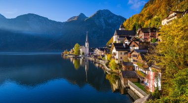Sonbaharda, Salzkammergut, Avusturya Hallstatt dağ köyü