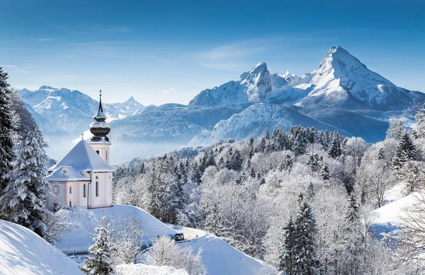 País das maravilhas do inverno com capela nos Alpes, Berchtesgadener Land, Baviera, Alemanha — Fotografia de Stock