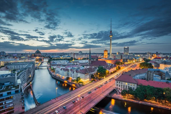 Panorama del horizonte de Berlín en el crepúsculo durante la hora azul, Alemania —  Fotos de Stock