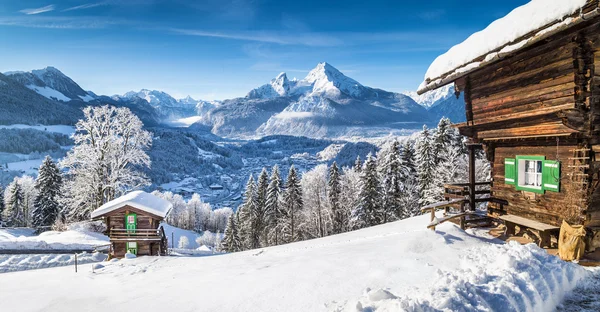 Paese delle meraviglie invernali con chalet di montagna nelle Alpi — Foto Stock