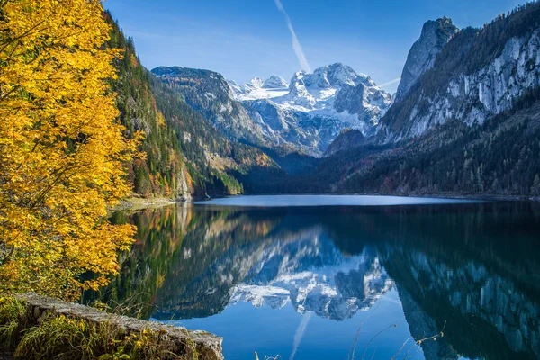 Podzimní krajina s Dachsteinu v Gosausee, Salzkammergut, Rakousko — Stock fotografie