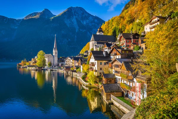 Sonbaharda, Salzkammergut, Avusturya Hallstatt dağ köyü
