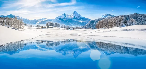 Merveilles hivernales avec lac de montagne dans les Alpes — Photo