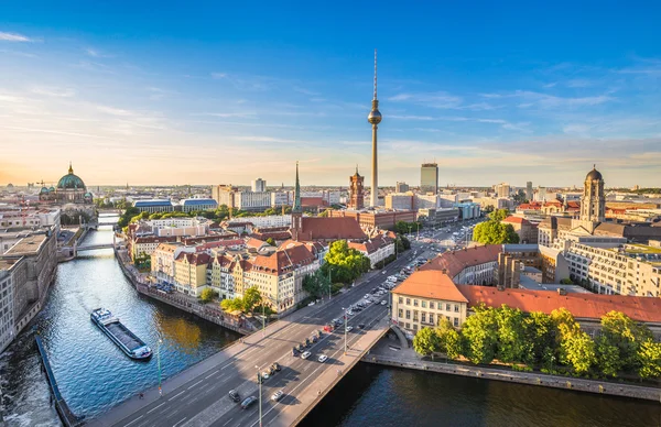 Berlin városára, a Spree-folyó partján, a nyári időszakban, Németország Jogdíjmentes Stock Képek