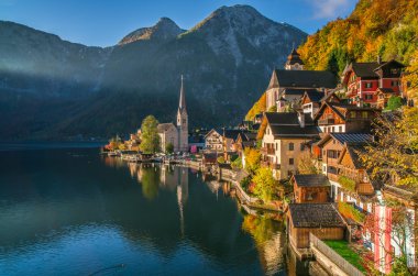 Gün ışığına sonbaharda, Salzkammergut, Avusturya Hallstatt dağ köyü