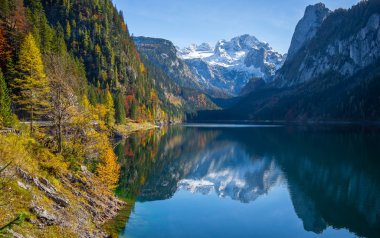 Dachstein dağa güzel Gosausee, Salzkammergut, Avusturya ile sonbahar sahne