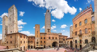 Ünlü Piazza del Duomo tarihi San Gimignano, Toskana, İtalya