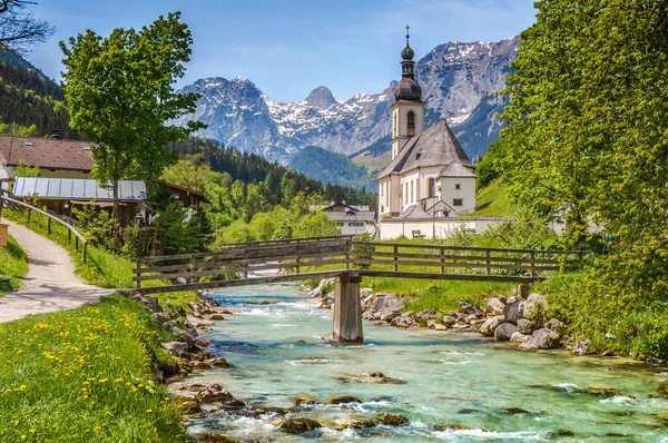 Slavný kostel v idylické horské vesnici Ramsau, Bavorsko, Německo — Stock fotografie