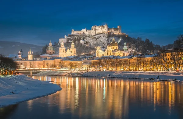 Vackra historiska staden Salzburg på vintern på natten, Österrike — Stockfoto