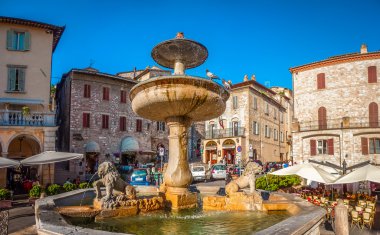 Antik çeşme, Piazza del İtalya'nın Assisi, Umbria, İtalya
