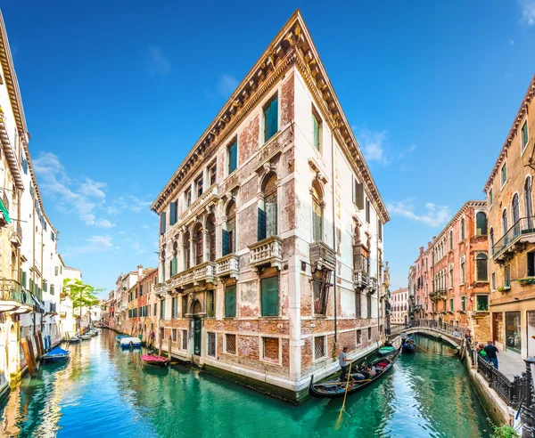 Traditionelle gondeln auf schmalen kanal zwischen bunten häusern, venedig, italien — Stockfoto