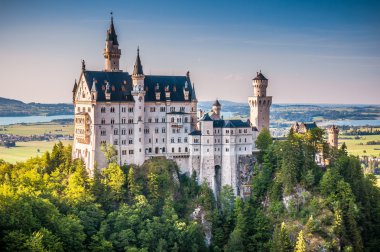 Dünyaca ünlü Neuschwanstein Şatosu güzel bir akşam ışık, Bavyera, Almanya