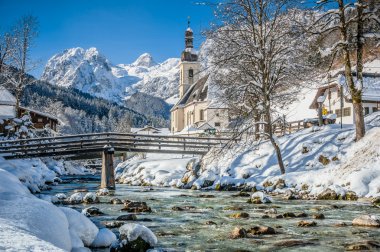 Kilise, Ramsau, Almanya ile Bavyera Alpleri'nde kış manzarası