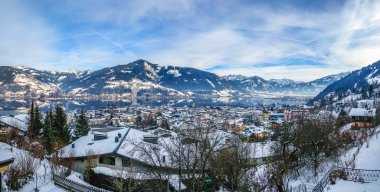 Kış dağ manzarası ile köy Zell am See, Avusturya