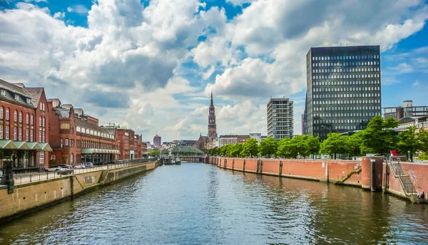 Zollkanal with St. Catherine 's Church in warehouse district, Hamburg, Germany — стоковое фото