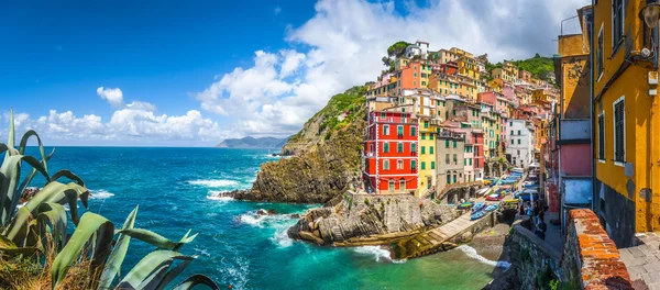 Riomaggiore fisherman village in Cinque Terre, Liguria, Italy — Stock Photo, Image