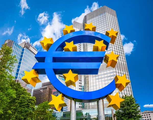 欧元符号在德国法兰克福的欧洲中央银行 — 图库照片