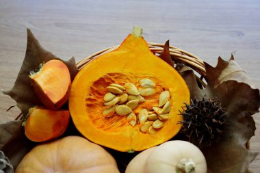 Hokkaido balkabağı kesimi. Balkabakları ve hurmalarla sonbahar sakin bir hayat.