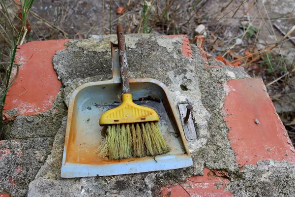 Pequena Escova Limpeza Amarela Velha Colher Cinza — Fotografia de Stock