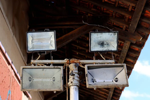 Conjunto Quatro Holofotes Antigos Montados Poste Metal Suporte Iluminação Estação — Fotografia de Stock