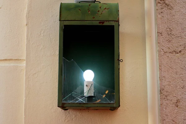 Duvardaki Kırık Sokak Lambası Kırık Bir Lamba Içinde Yuvarlak Led — Stok fotoğraf