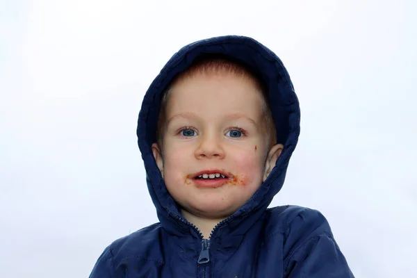 Portret Szczęśliwego Trzyletniego Chłopca Poplamioną Czekoladą Twarzą Białym Tle Chłopiec — Zdjęcie stockowe