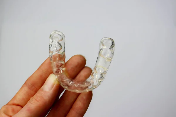 Beyaz arka planda silikon diş ortopedik diş telleri. Diş Düzelten Ortodontik Diş telleri 