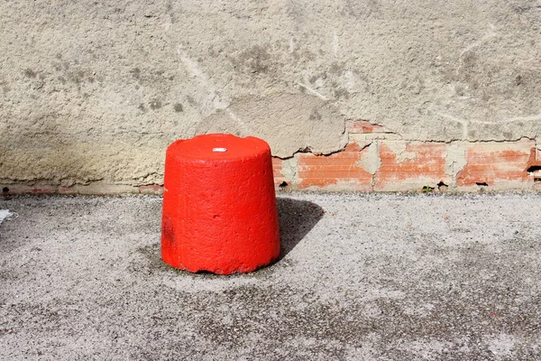 Piedra Roja Forma Cono Carretera Esgrima Forma Una Gran Piedra —  Fotos de Stock