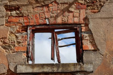 Camsız eski pencere ve tuğla duvarda kırık ahşap çerçeve. 