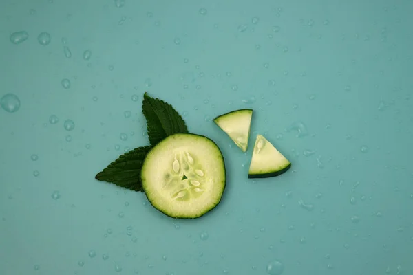 Fatias Pepino Fresco Folhas Hortelã Verde Fundo Azul Com Gotas — Fotografia de Stock