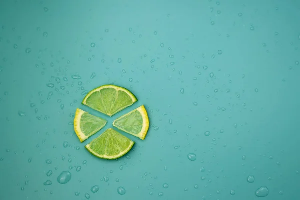 Friss Lime Citrom Szeletek Kék Alapon Vízcseppekkel Citrusfélék — Stock Fotó