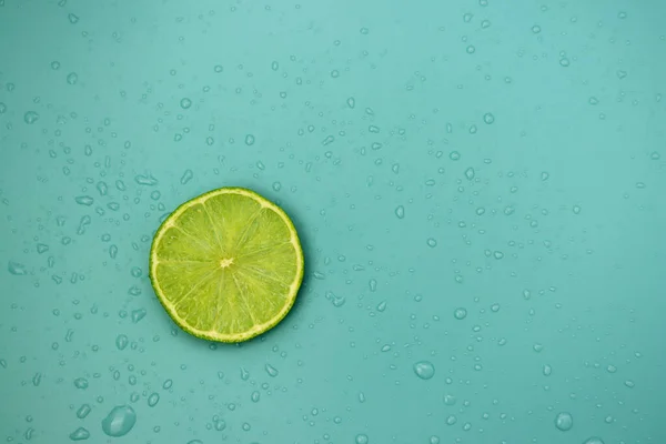 Fatia Limão Fresco Fundo Azul Com Gotas Água Contexto Dos — Fotografia de Stock