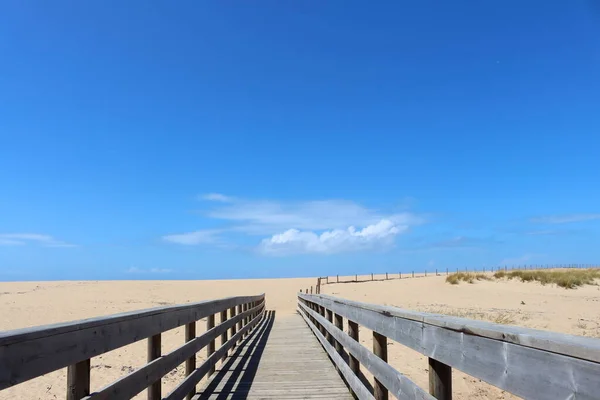 Ponte Madeira Longa Que Conduz Praia Arenosa Oceano Atlântico Portugal — Fotografia de Stock