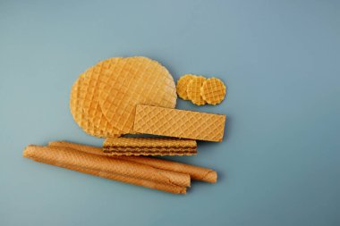 Mavi arka planda üç çeşit waffle. Yuvarlak waffle 'lar, dolu waffle' lar ve uzun gofretler.. 