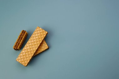 Mavi arka planda çikolatalı waffle..