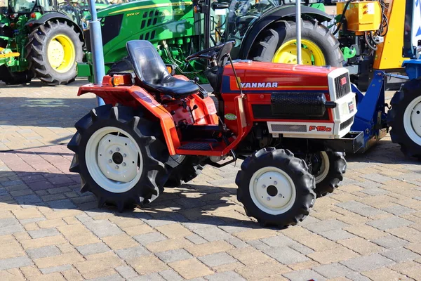 Torres Vedras, Portekiz - Haziran 2021: Yeni Japon Yanmar mini traktörü bir tarım makineleri fuarında. 