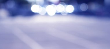 Açık havada leylak renginde doğal bokeh ve güneş ışınlı beyaz tonlar. Şehir sokaklarının bulanık arkaplanı.