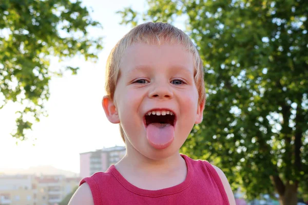 Een Vier Jaar Oude Knappe Jongen Steekt Zijn Tong Uit — Stockfoto