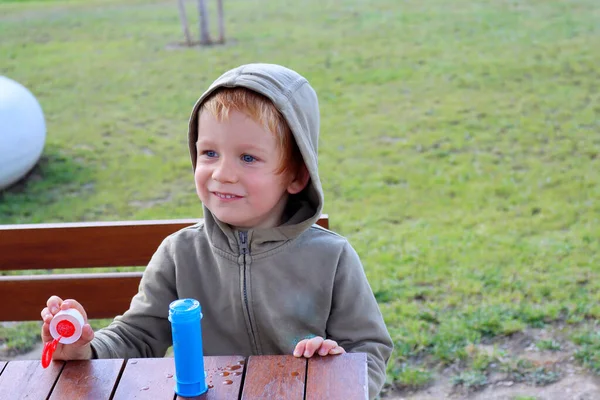 Chico Guapo Cuatro Años Con Capucha Mira Distancia Sonríe Niño —  Fotos de Stock