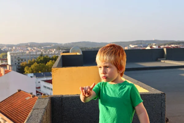 先住民の顔をした金髪の少年 感情的な4歳の少年 — ストック写真