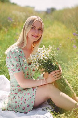 Yaz kızı ve çiçek.